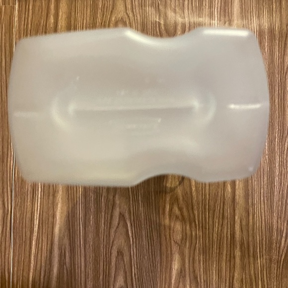 Rubbermaid, Flexible 2qt/1L Red Top & Frosted Clear Container with indented grip - Picture 7 of 14